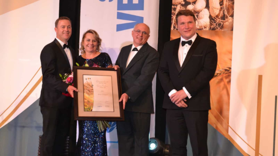 Pieter de Jager accepting Grain Grower of the year Award